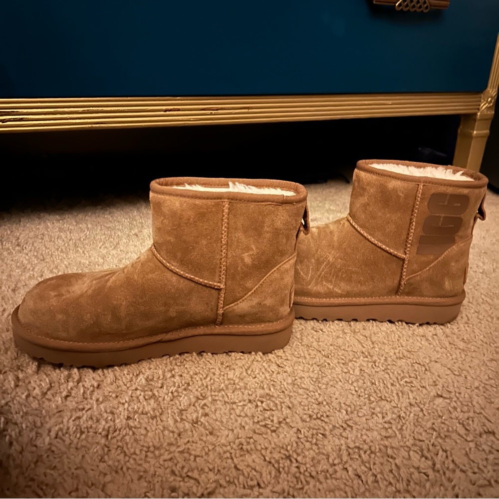 Women’s UGG Classic Mini Logo Suede Boots sz 6